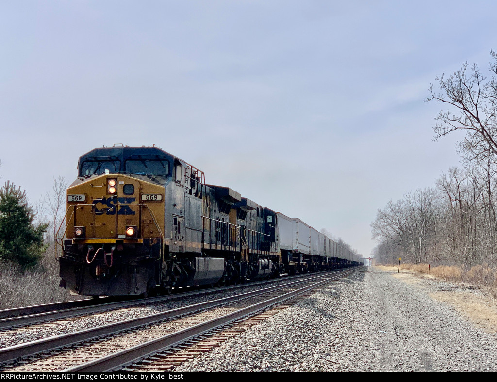 CSX 569 on I002 